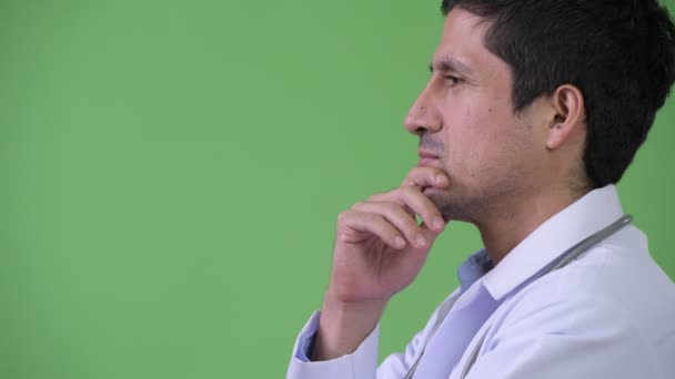 Vue du profil de Hispanic man doctor thinking — Video