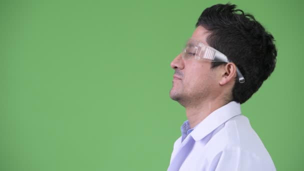 Vista de perfil del médico hispano con gafas protectoras — Vídeo de stock