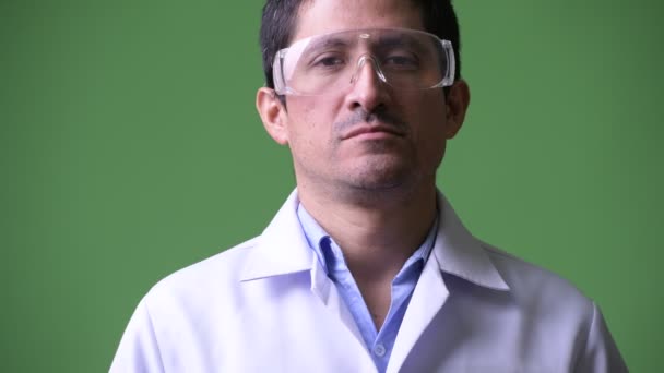 Médico hispano con gafas protectoras — Vídeos de Stock