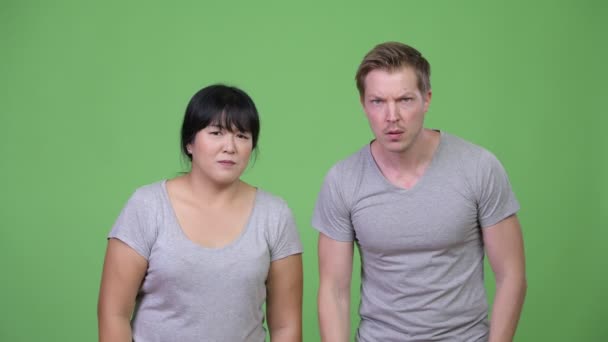 Mladý multietnické pár hledá vzrušená spolu — Stock video