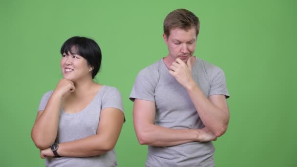 Jovens casais multi-étnicos pensando de forma diferente juntos — Vídeo de Stock
