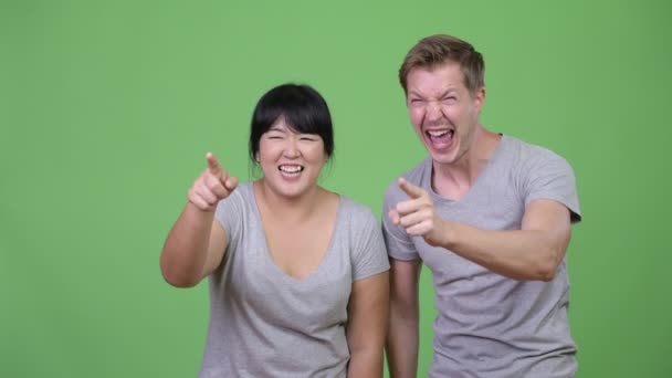 Joven pareja multiétnica riendo juntos — Vídeo de stock