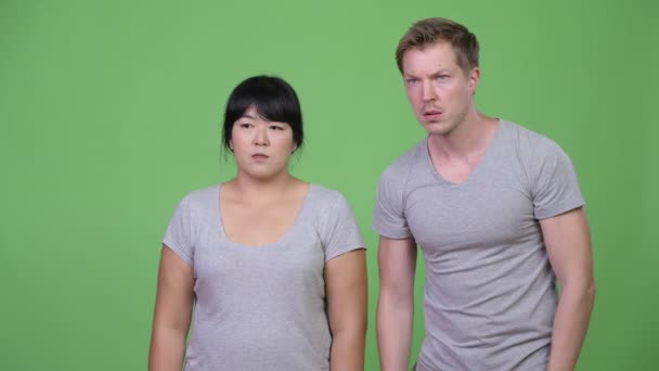 Mladý pár multietnické vypadala šokovaně dohromady — Stock video