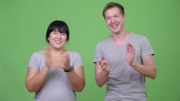 Νέοι ευτυχισμένο ζευγάρι πολυεθνικό παλαμάκια τα χέρια μαζί — Αρχείο Βίντεο