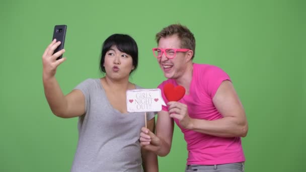 Зайва вага азіатські жінки і молодий чоловік-гей, беручи selfie разом — стокове відео