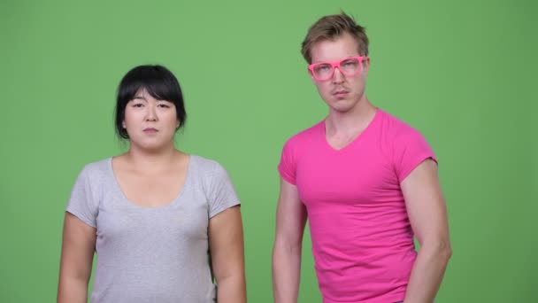 Nadváhou Asijské žena a mladý gay muž s rukama přes společně — Stock video