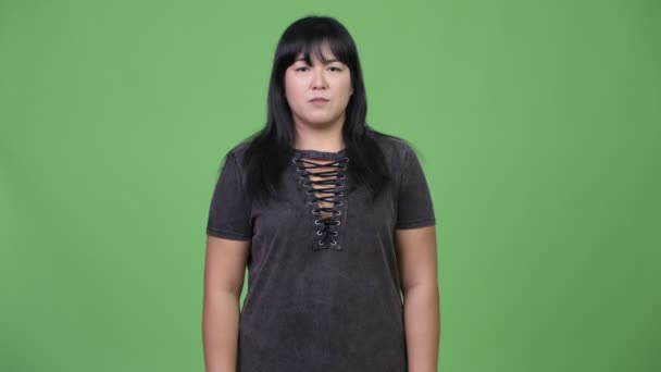 Красиві надмірна вага азіатські жінки з обіймами перетнула — стокове відео