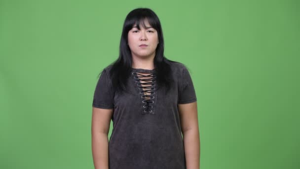 Beautiful overweight Asian woman smiling with arms crossed — Stock Video