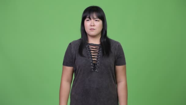 아름 다운 비만 아시아 여자 엄지손가락을 포기 — 비디오