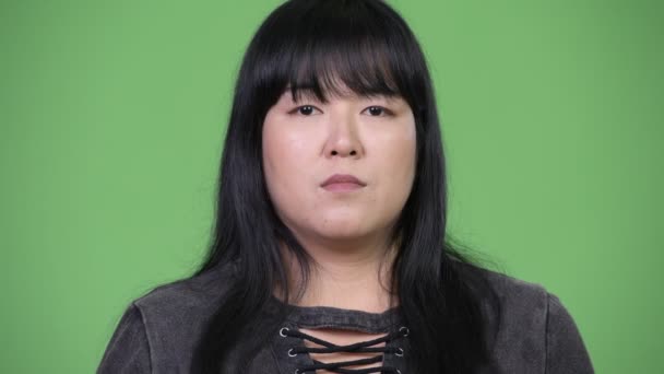 Hermosa mujer asiática con sobrepeso cubriendo la boca como tres monos sabios concepto — Vídeos de Stock