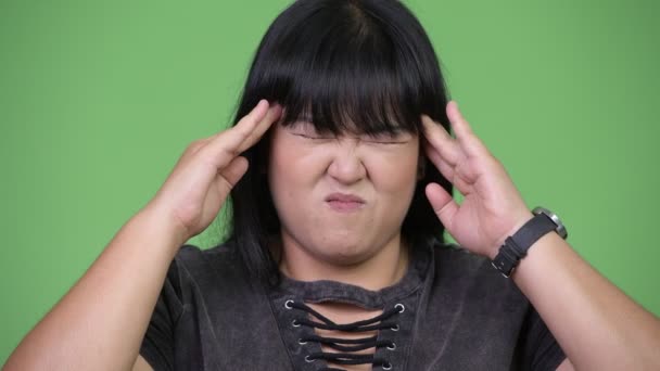 Bella donna asiatica in sovrappeso con mal di testa — Video Stock