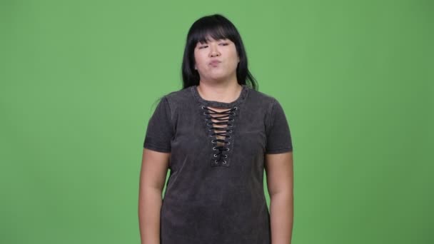 Gyönyörű túlsúlyos ázsiai nő, látszó unatkozó — Stock videók