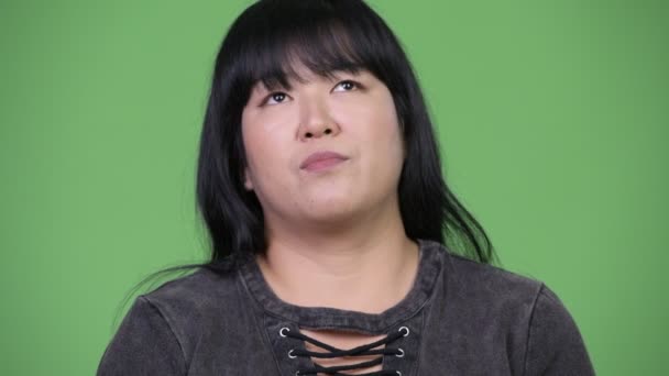 美丽的超重亚洲妇女看起来无聊 — 图库视频影像