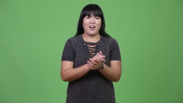 Gyönyörű túlsúlyos ázsiai nő taps kezek — Stock videók