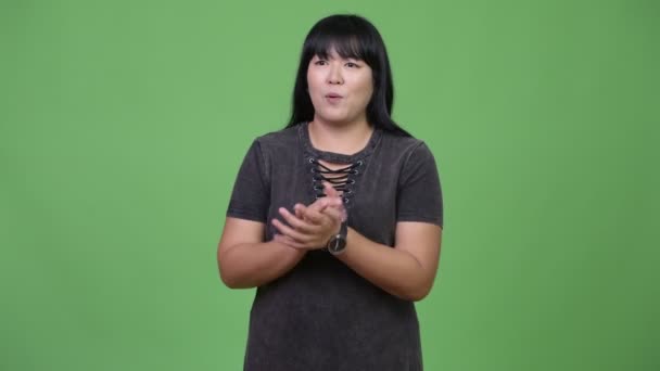 Linda mulher asiática com sobrepeso palmas mãos — Vídeo de Stock