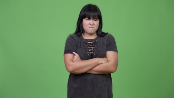 Сердитися надмірна вага азіатські жінки з обіймами перетнула — стокове відео