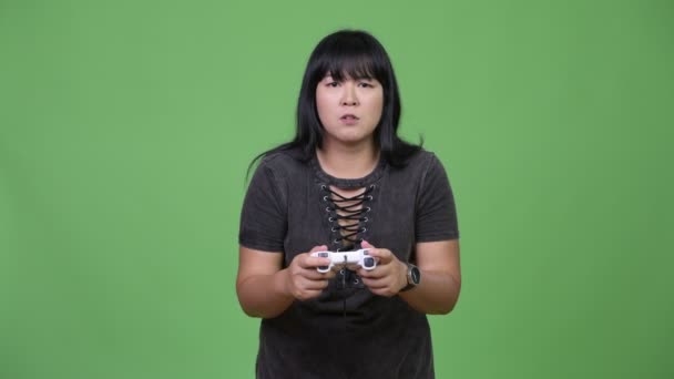 Hermosa mujer asiática con sobrepeso jugando juegos y perdiendo — Vídeo de stock