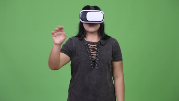 Hermosa mujer asiática con sobrepeso usando auriculares de realidad virtual — Vídeo de stock