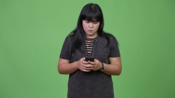 Feliz excesso de peso mulher asiática usando telefone — Vídeo de Stock