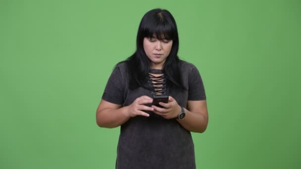 아름 다운 비만 아시아 여자 전화를 사용 하 고 충격을 찾고 — 비디오