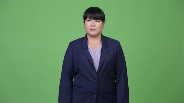 考えながら笑みを浮かべて美しい肥満アジア実業家 — ストック動画