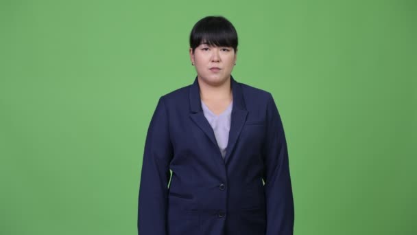 Bella donna d'affari asiatica in sovrappeso con braccia incrociate — Video Stock