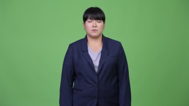 Ευτυχισμένος υπέρβαροι Ασίας επιχειρηματίας δίνει χειραψία — Αρχείο Βίντεο
