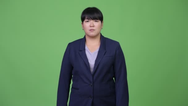 Beautiful overweight Asian businesswoman ready for action — Stock Video