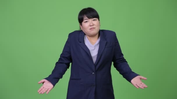 Beautiful overweight Asian businesswoman shrugging — Stock Video