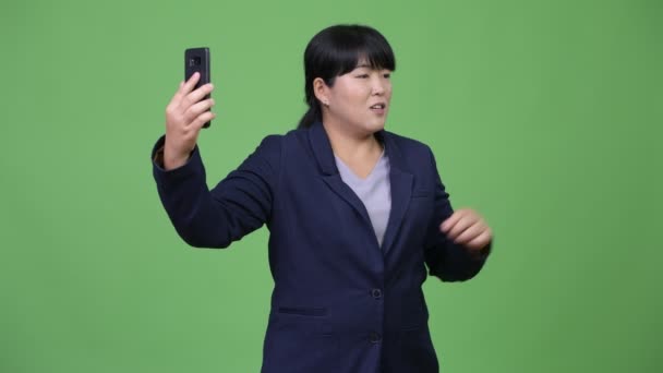 Radost nadváhou asijské podnikatelka video volání — Stock video