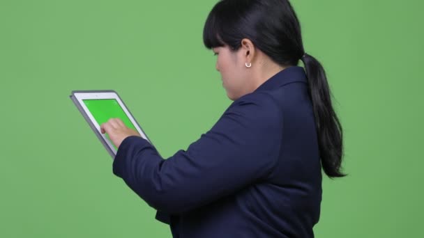 Belle femme d'affaires asiatique en surpoids utilisant une tablette numérique 