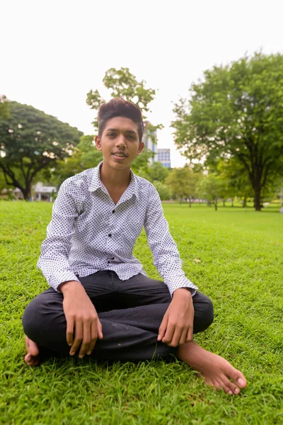 Portrét indické dospívající mladík relaxační v parku — Stock fotografie