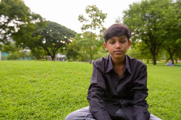Πορτρέτο των νέων ινδική αγόρι χαλάρωση στο πάρκο — Φωτογραφία Αρχείου