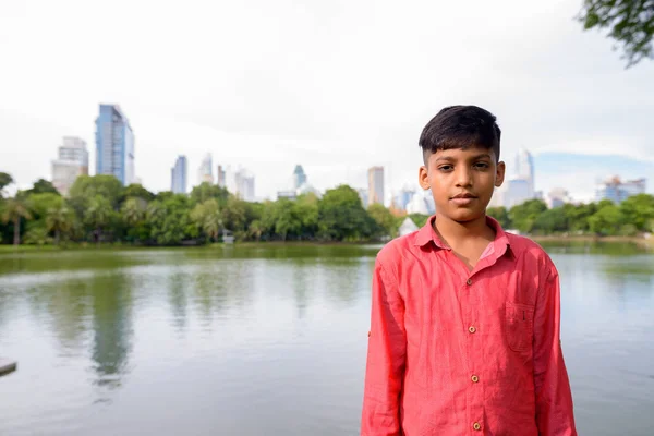 Πορτρέτο των νέων ινδική αγόρι χαλάρωση στο πάρκο — Φωτογραφία Αρχείου