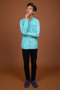 Mavi gömlek arıyorsunuz giyen genç Hintli çocuk akıllı kahverengi karşı 