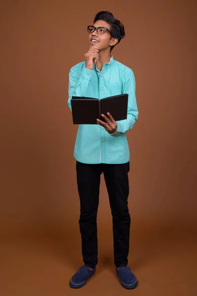 Studio Shot Van Indiase Jongen Draagt Blauwe Shirt Zoek Slimme — Stockfoto