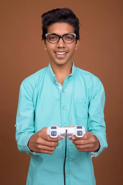 Ινδική αγόρι που φοράει μπλε πουκάμισο ψάχνετε έξυπνες κατά του Μπράουν — Φωτογραφία Αρχείου
