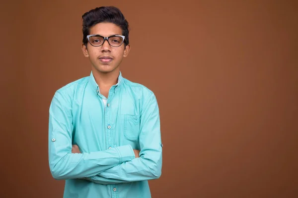 Студийный Снимок Молодого Индийского Мальчика Голубой Рубашке Выглядящего Умно Коричневом — стоковое фото