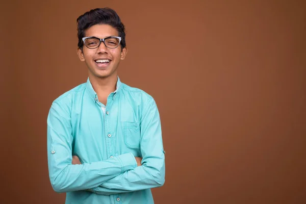 블루 셔츠 찾고 입고 젊은 인도 아이 브라운에 대 한 스마트 — 스톡 사진