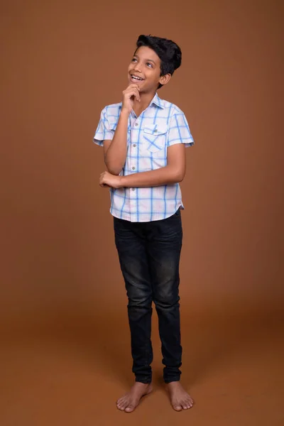 Studio Záběr Mladá Indického Chlapce Nosí Kostkovanou Košili Hnědé Pozadí — Stock fotografie