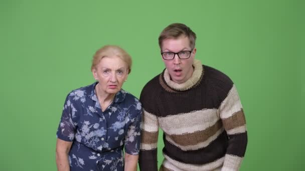 Mormor och barnbarn ser chockad tillsammans — Stockvideo