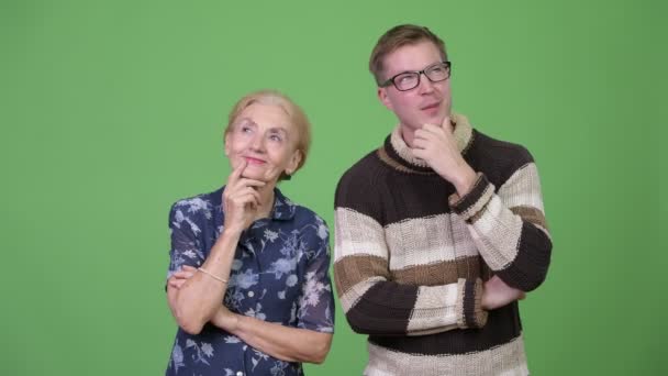 Glad mormor och barnbarn tänkande tillsammans — Stockvideo