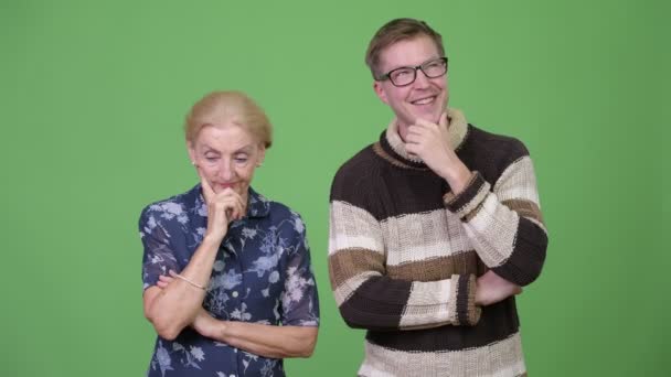 Nieto feliz y abuela preocupada pensando juntos — Vídeos de Stock
