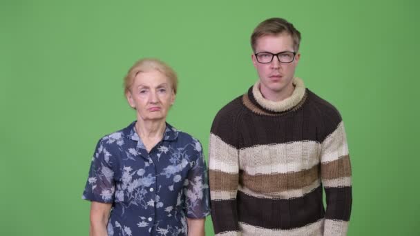 Triest oma en kleinzoon geven duimen omlaag samen — Stockvideo