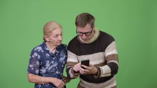Babička a vnuk pomocí telefonu pak scházení špatné zprávy — Stock video