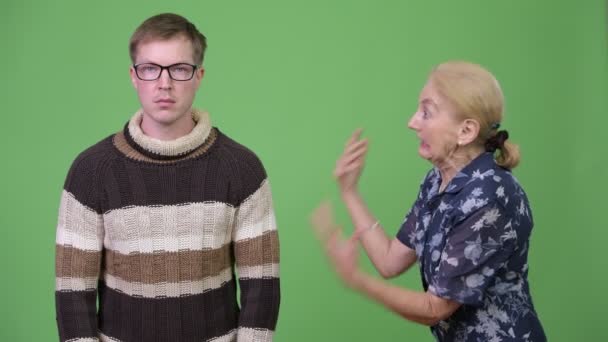 Arg mormor pratar med obekymrade sonson och rycka — Stockvideo