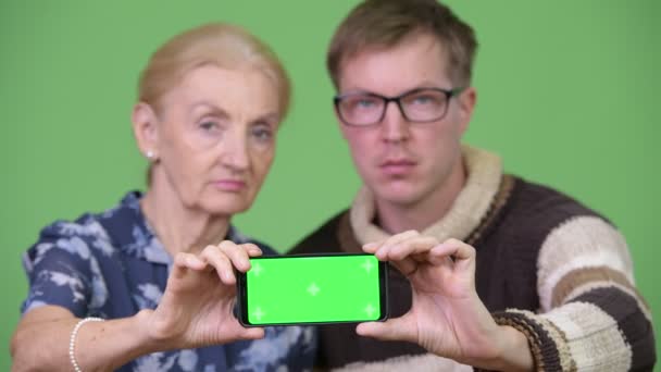 Gelukkig oma en kleinzoon weergegeven: telefoon samen — Stockvideo