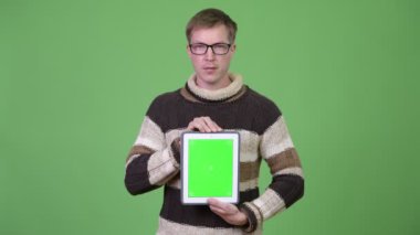 Mutlu yakışıklı delikanlı gösteren dijital tablet