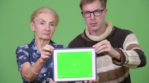 Ευτυχισμένη γιαγιά και εγγονός του δείχνει ψηφιακά tablet μαζί — Αρχείο Βίντεο