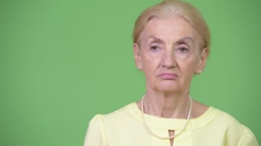 Gülümseyen ve düşünme mutlu üst düzey iş kadını stüdyo çekim